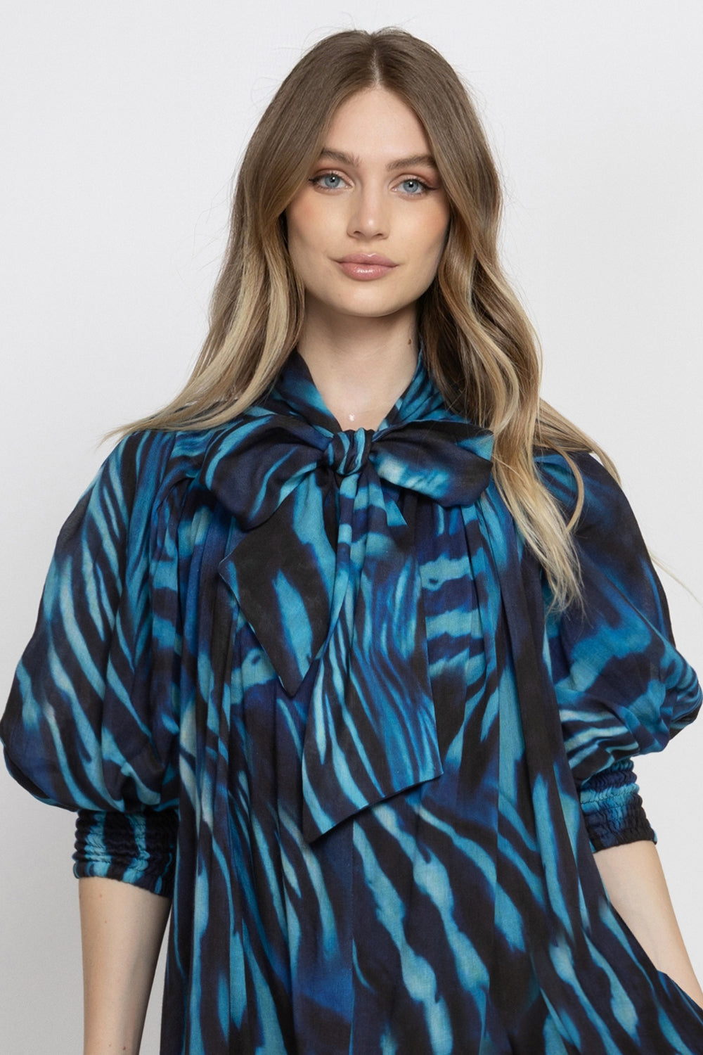 FLARED LYOCELL MIDI DRESS WITH BOW AND VOLUMINOUS SLEEVES - SHADES OF BLUE JIORO РАЗКРОЕНА МИДИ РОКЛЯ ОТ ЛИОСЕЛ С ПАНДЕЛКА И ОБЕМНИ РЪКАВИ - SHADES OF BLUE JIORO