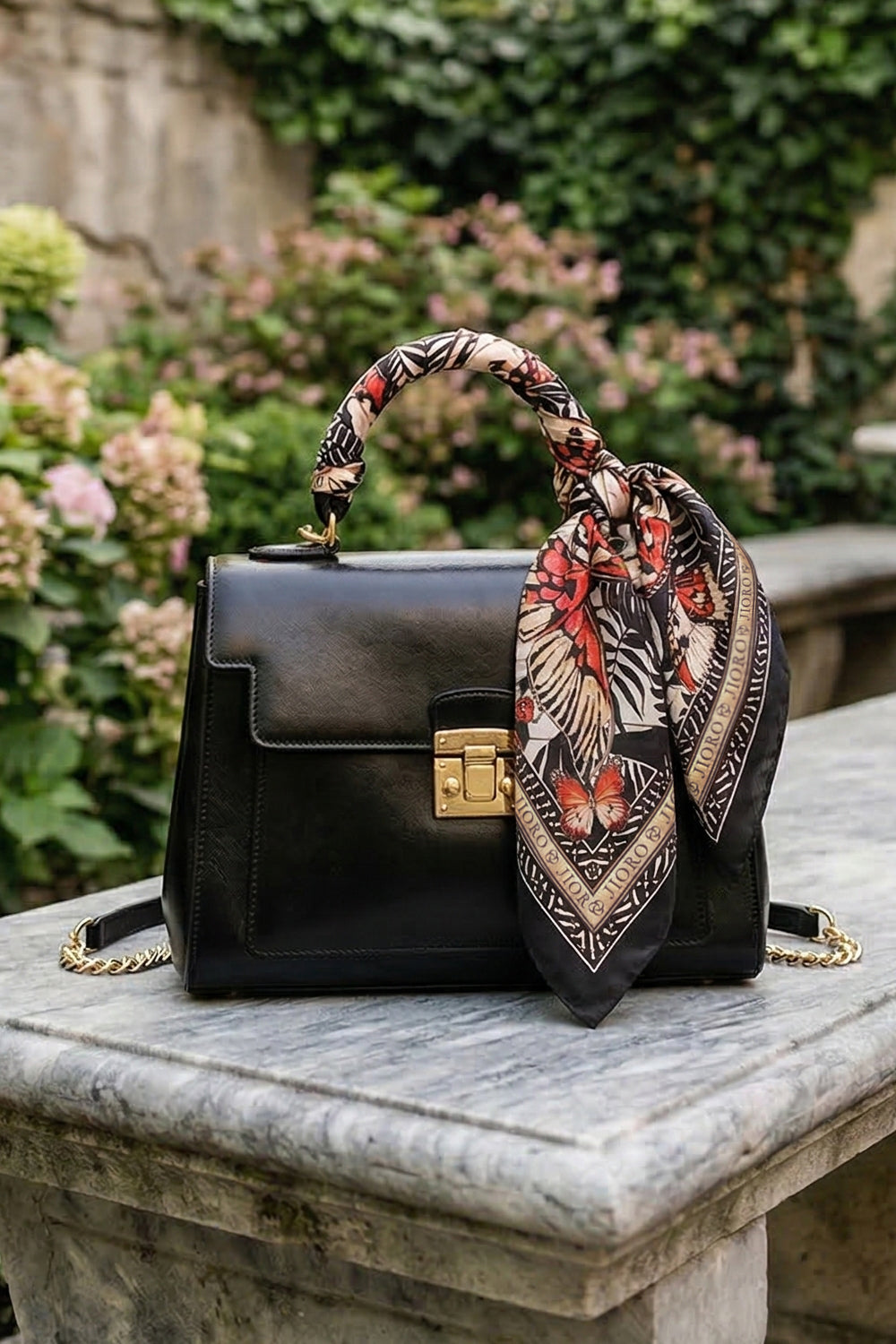 КВАДРАТНА КЪРПА ЗА ГЛАВА ОТ ВИСКОЗА - MIDNIGHT BUTTERFLIES