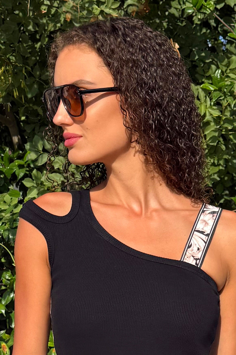 ASYMMETRICAL RIBBED TANK TOP IN BLACK WITH ELASTIC STRAP BAROQUE PEARL - ESSENTIALS