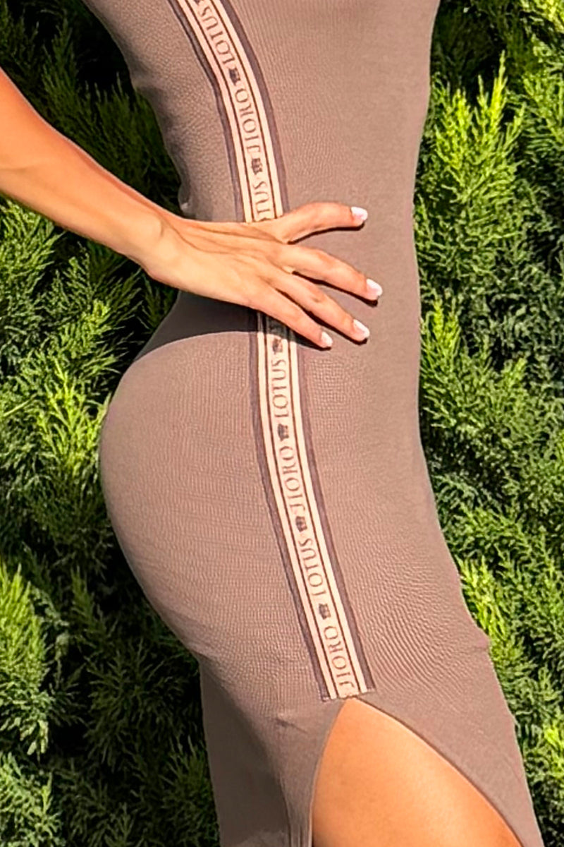 ПАМУЧНА МИДИ РОКЛЯ С АСИМЕТРИЧНИ РАМЕНЕ И ПРЕЗРАМКА MOCHA MOUSSE LOGO - ESSENTIALS