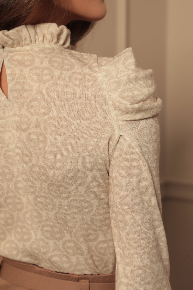 BLOUSE WITH GATHERED NECKLINE AND LOGO PRINT - IVORY LOGO COLLECTION JIORO БЛУЗА ОТ ФИНО ПЛЕТИВО - IVORY LOGO JIORO