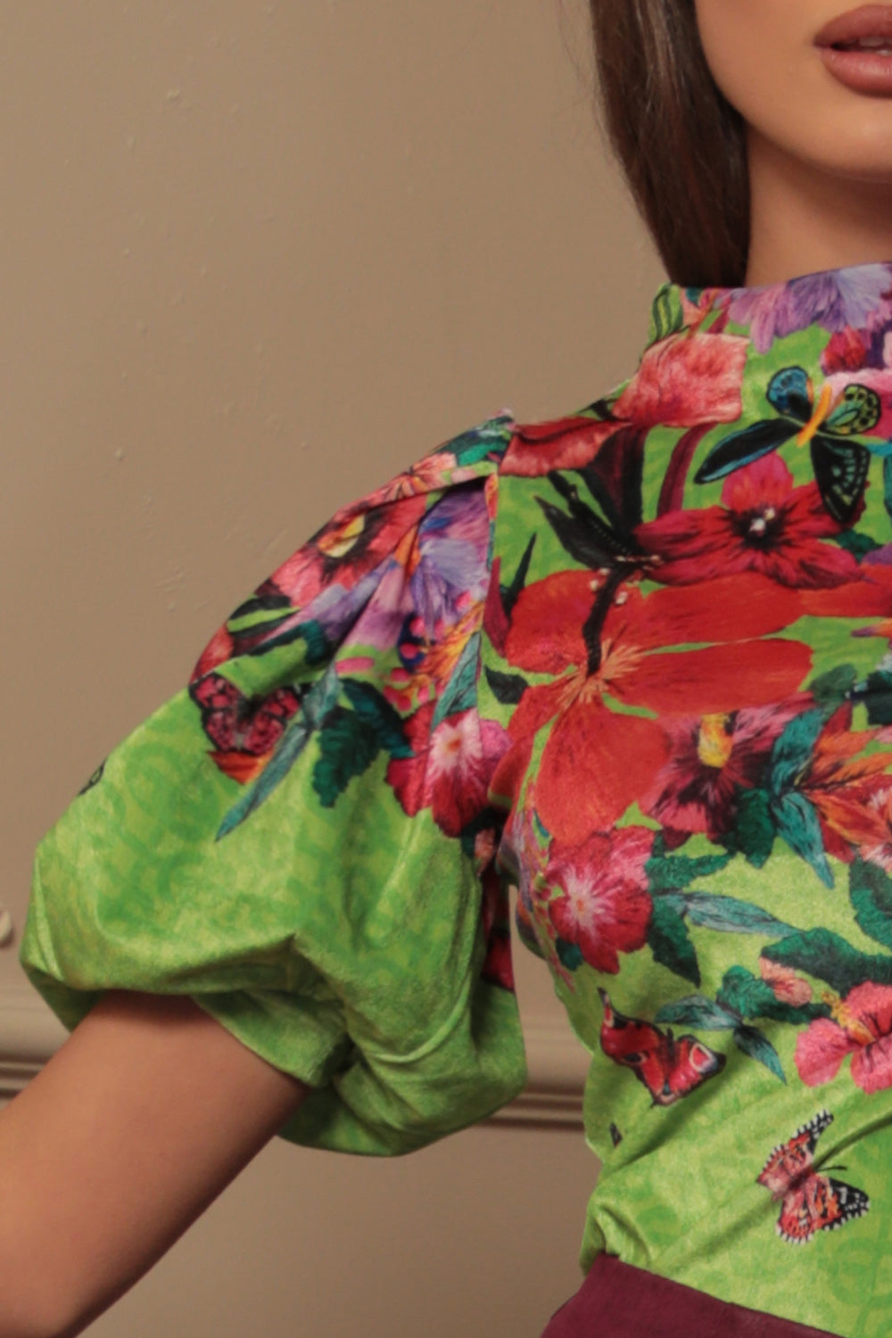 VELVET BLOUSE WITH HIGH NECK AND PUFF SLEEVES - ACID GREEN LOGO JIORO БЛУЗА ОТ ПЛЮШ С ВИСОКА ЯКА И БУФАН РЪКАВИ - ACID GREEN LOGO JIORO