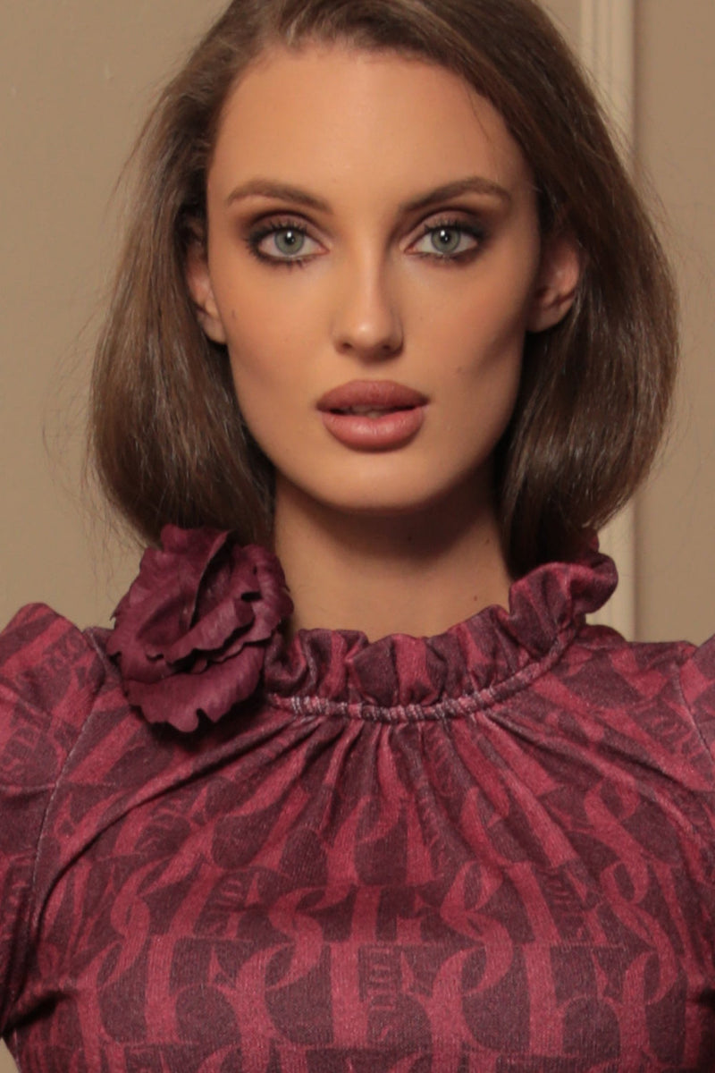 BLOUSE WITH GATHERED NECKLINE AND LOGO PRINT - BURGUNDY LOGO JIORO БЛУЗА ОТ ФИНО ПЛЕТИВО - BURGUNDY LOGO JIORO