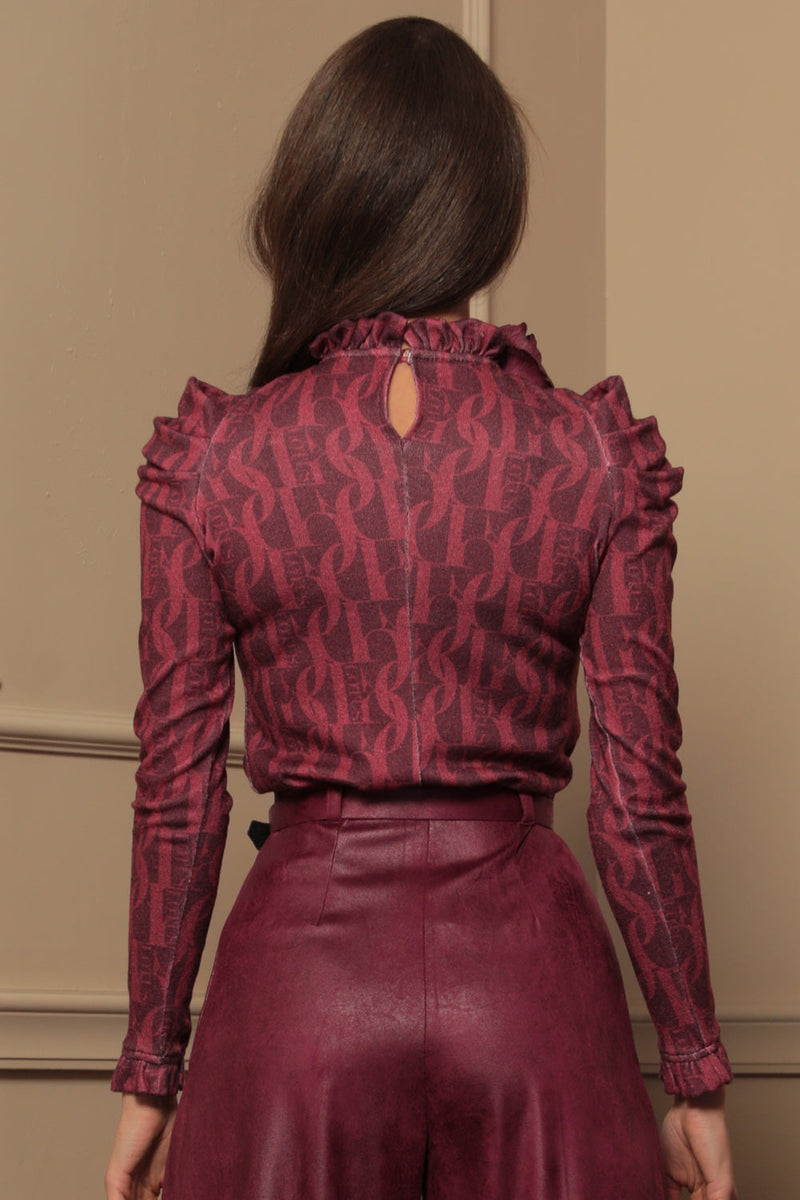 BLOUSE WITH GATHERED NECKLINE AND LOGO PRINT - BURGUNDY LOGO JIORO БЛУЗА ОТ ФИНО ПЛЕТИВО - BURGUNDY LOGO JIORO
