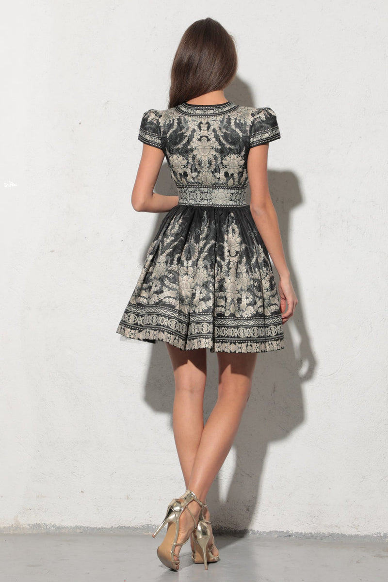 V-NECK KNEE DRESS - FROZEN LOTUS JIORO РОКЛЯ ДО КОЛЯНОТО С V-ДЕКОЛТЕ - FROZEN LOTUS JIORO