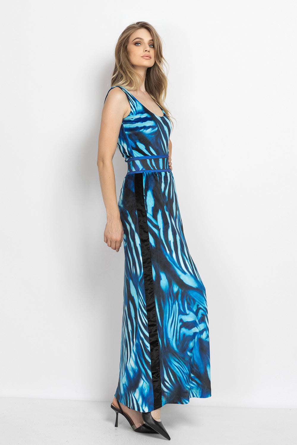 SLEEVELESS VELVET BODYSUIT WITH DEEP SCOOP NECKLINE AND MODAL LINING - SHADES OF BLUE JIORO БОДИ ОТ КАДИФЕ БЕЗ РЪКАВИ С ДЪЛБОКО ОБЛО ДЕКОЛТЕ И ПОДПЛАТА ОТ МОДАЛ – SHADES OF BLUE JIORO