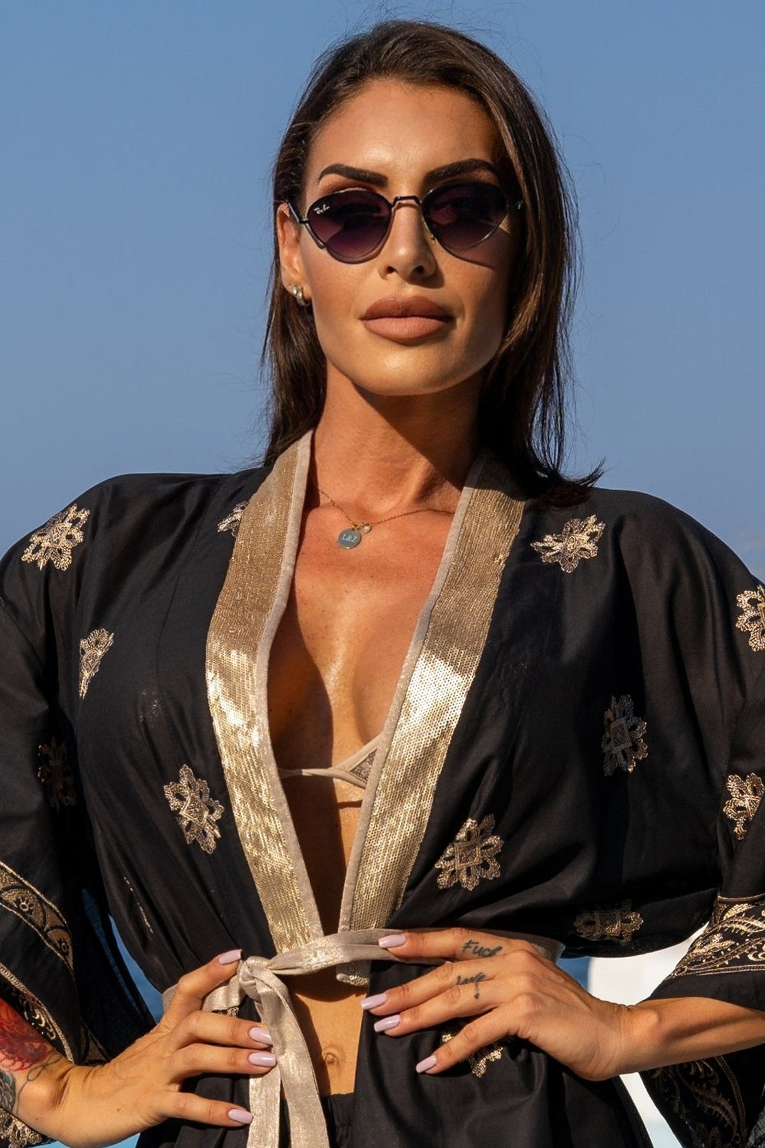 КИМОНО СЪС ЗЛАТНИ БРОДЕРИИ В ЧЕРЕН ПОПЛИН - ESSENTIALS