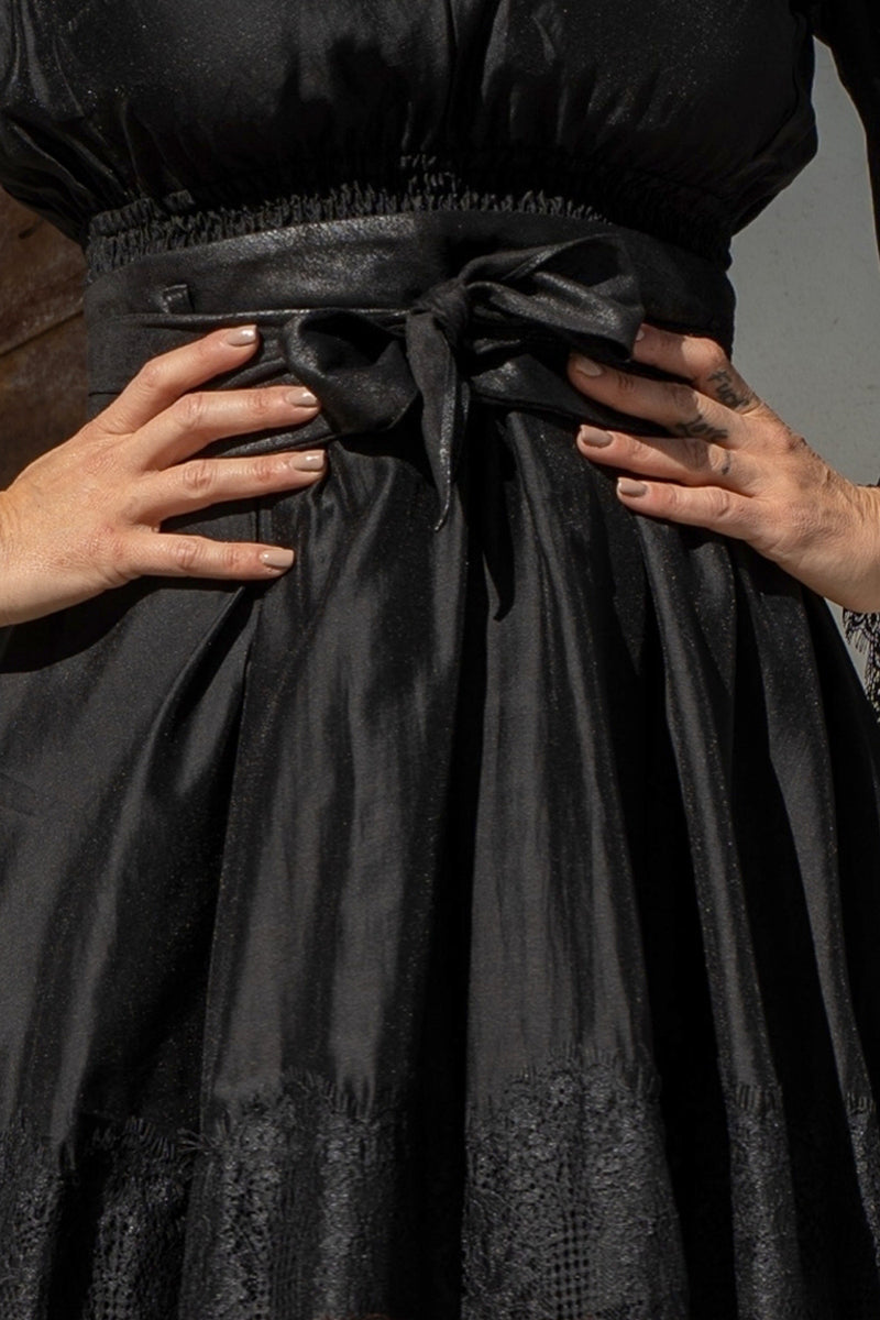 КЪСА РОКЛЯ ОТ ЛИОЦЕЛ С ШИРОК РЪКАВ И ДАНТЕЛА В НЧЕРНО - ESSENTIALS