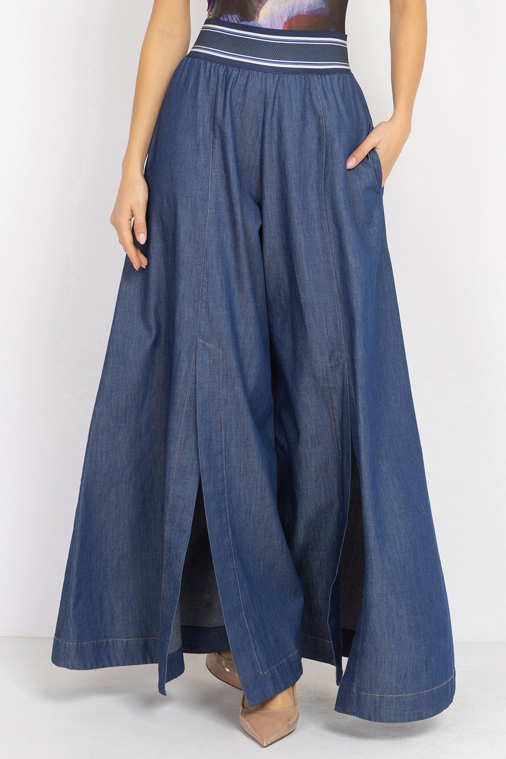 HIGH-WAISTED FLARED DENIM PANTS WITH FRONT SLITS - ESSENTIALS JIORO ПАНТАЛОН ОТ ТЪНЪК ДЕНИМ С ВИСОКА ТАЛИЯ И ЦЕПКИ – ESSENTIALS JIORO