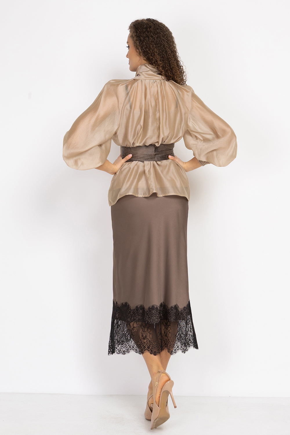 BOHEMIAN BEIGE LYOCELL BLOUSE WITH PUFF SLEEVES AND TIE-FRONT COLLAR - ESSENTIALS JIORO БОХЕМСКА РИЗА ОТ ЛИОЦЕЛ В БЕЖОВО С БОГАТИ РЪКАВИ И ВРЪЗКА - ESSENTIALS JIORO