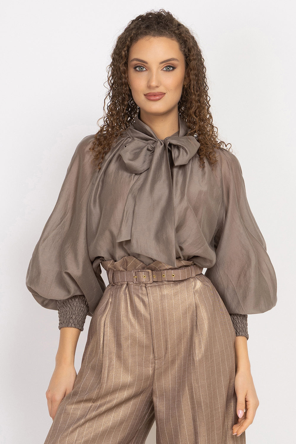 BOHEMIAN MOCHA LYOCELL BLOUSE WITH PUFF SLEEVES AND TIE-FRONT COLLAR - ESSENTIALS JIORO БОХЕМСКА РИЗА ОТ ЛИОЦЕЛ С БОГАТИ РЪКАВИ И ВРЪЗКА В МОКА JIORO