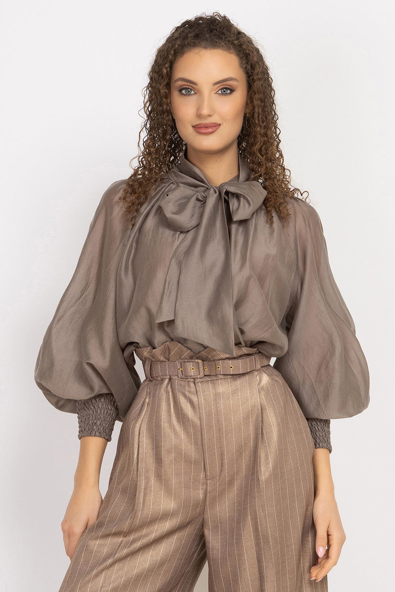 BOHEMIAN MOCHA LYOCELL BLOUSE WITH PUFF SLEEVES AND TIE-FRONT COLLAR - ESSENTIALS JIORO БОХЕМСКА РИЗА ОТ ЛИОЦЕЛ С БОГАТИ РЪКАВИ И ВРЪЗКА В МОКА JIORO