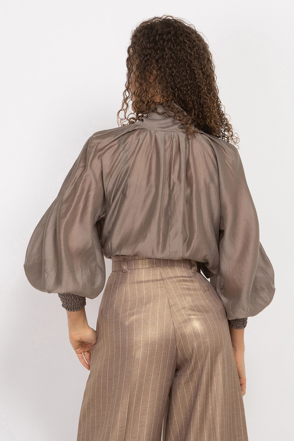 BOHEMIAN MOCHA LYOCELL BLOUSE WITH PUFF SLEEVES AND TIE-FRONT COLLAR - ESSENTIALS JIORO БОХЕМСКА РИЗА ОТ ЛИОЦЕЛ С БОГАТИ РЪКАВИ И ВРЪЗКА В МОКА JIORO