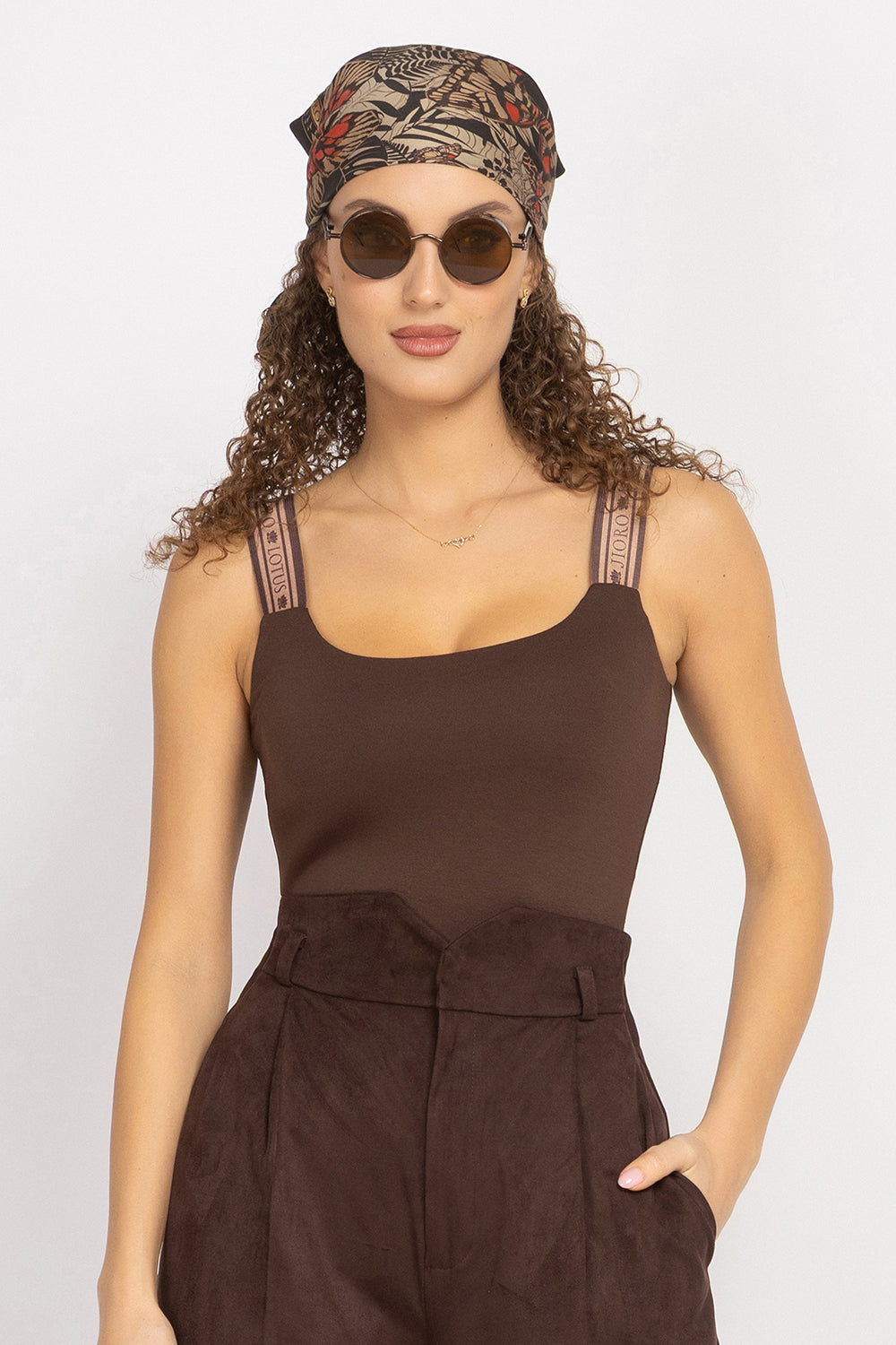 VISCOSE TANK TOP IN BROWN WITH ELASTIC STRAPS - ESSENTIALS JIORO КАФЯВ ТОП ОТ ВИСКОЗА С ЕЛАСТИЧНИ ПРЕЗРАМКИ - ESSENTIALS JIORO